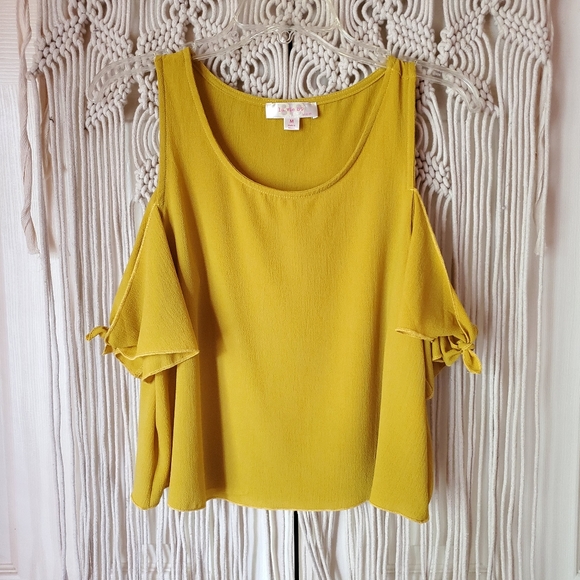 Cold shoulder Top - Picture 2 of 5